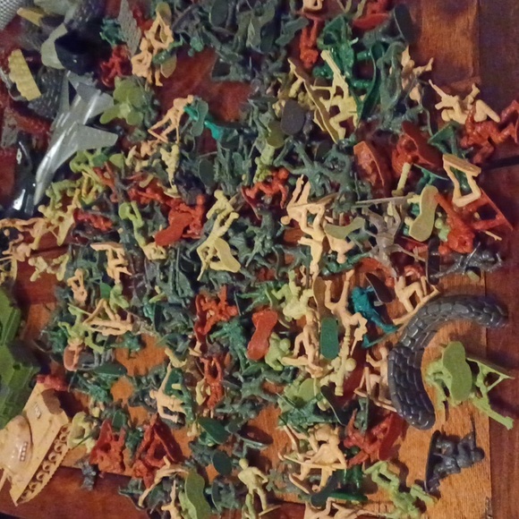 Huge 260 ARMY MEN 9 ARMY VEHICLES/PLANES /HELICOPTERS/extras - Picture 6 of 12